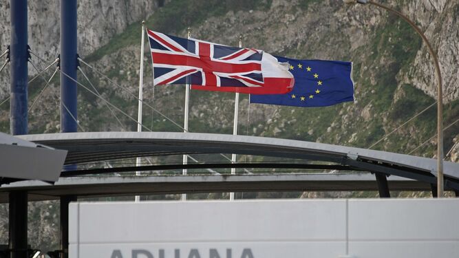 Banderas de Reino Unido, Gibraltar y la Unión Europea en el paso entre La Línea y el Peñón.