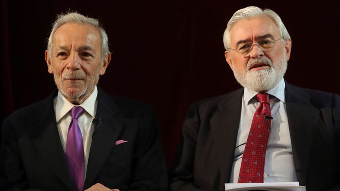 José Luis Gómez y Darío Villanueva, presidente de la RAE, esta mañana en Madrid.