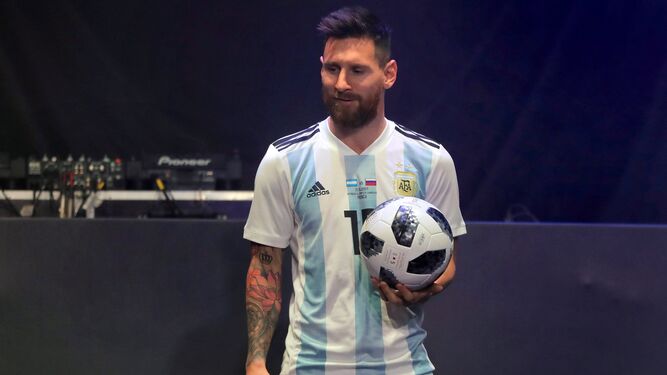 Messi, con el balón oficial del Mundial de Rusia