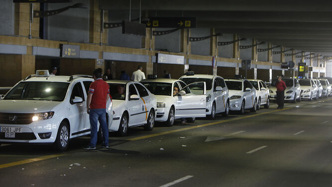 Taxis estacionados en la zona habilitada en el aeropuerto de San Pablo