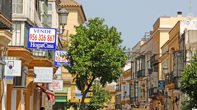 Imagen de archivo de carteles que anuncian la venta de viviendas de segunda mano.