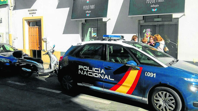 Un vehículo de la Policía, ayer en la calle Cruz del Monaguillo de Sanlúcar, junto al edificio en que se encuentra la vivienda en la que fue hallado el cadáver.