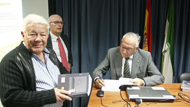 Torremocha firma ejemplares de su libro, ayer en Algeciras.