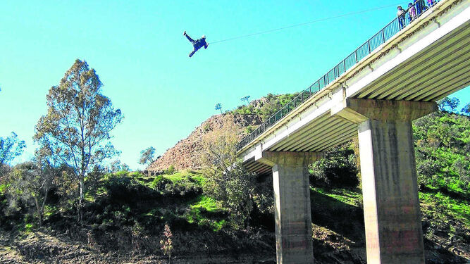 Una persona practica 'puenting' desde el puente de Madroñalejo, en el municipio sevillano de Aznalcóllar.