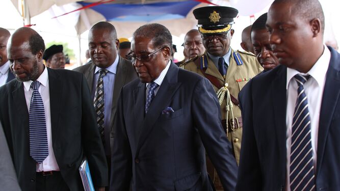 El presidente de Zimbabue, Robert Mugabe (c), en su primera aparición pública tras el levantamiento, ayer en Harare.