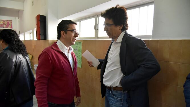Juan Chacón conversa con Miguel Tornay en uno de los pasillos del IES Mediterráneo de La Línea, donde se celebró la asamblea local.