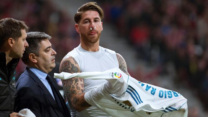 Sergio Ramos, tras recibir el golpe que le provocó la fractura nasal.
