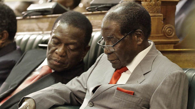 Robert Mugabe, a la derecha de la imagen, junto a Emmerson Mnangagwa.