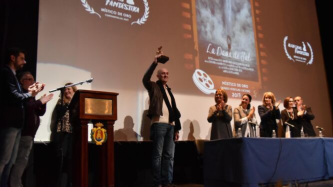 Mario Venegas recoge su premio por el corto 'La dama de sal', anoche en la clausura de Algeciras Fantástika 2017.