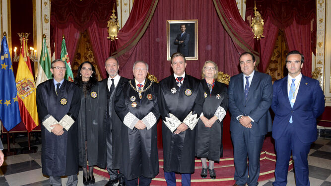 Los homenajeados, con los miembros de la presidencia del acto que se celebró en Diputación.