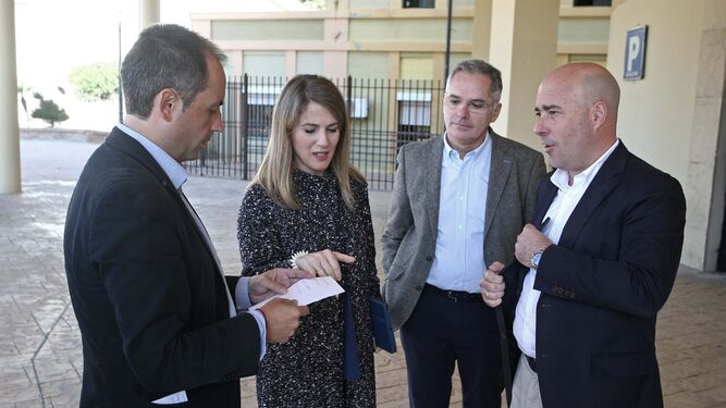 Los parlamentarios Saldaña, Mestre y Muñoz charlan con Macías antes de subir al despacho del alcalde, ayer.