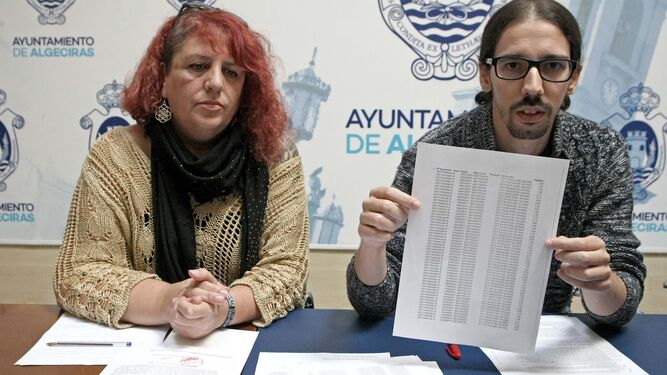 Los concejales de ASSP, Leonor Rodríguez y Alejandro Gallardo, muestran las facturas analizadas.