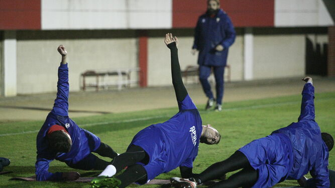 Jugadores del Algeciras, durante el entrenamiento del miércoles.