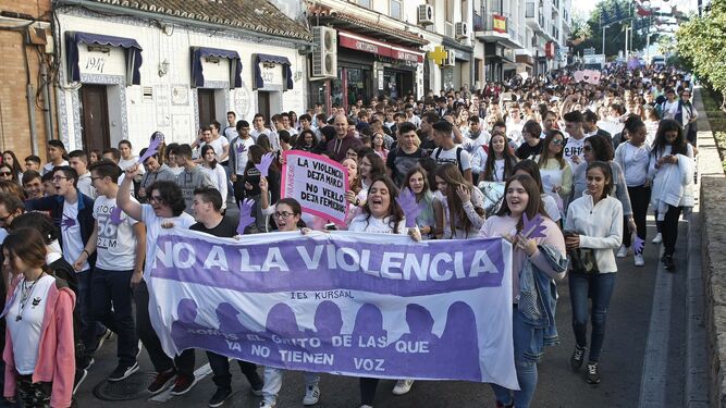 Miles de jóvenes, a su paso ayer por la avenida Blas Infante.