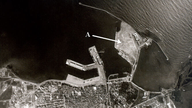 Fotografía aérea del puerto de Algeciras realizada en 1972. Véase, señalada con la letra A, la amplia zona ocupada por el muelle de la Isla Verde destinada a contenedores y otros tráficos comerciales.