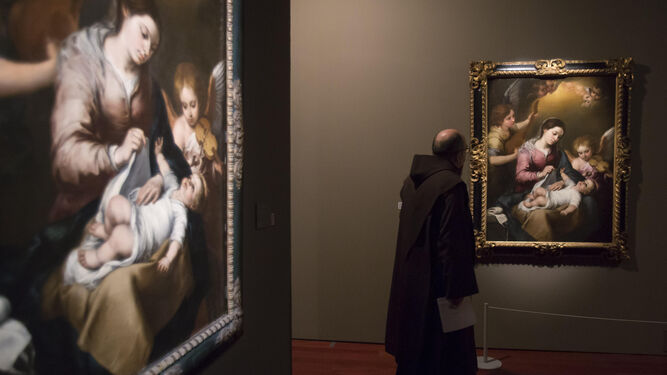 Un carmelita observa 'La Virgen de la Faja' de Murillo, a la que precede la versión