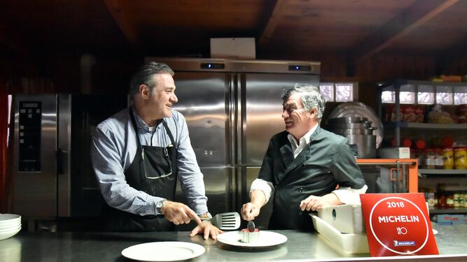 Luis Miguel y Juan Manuel Laza, ayer en la cocina de Casa Mané.