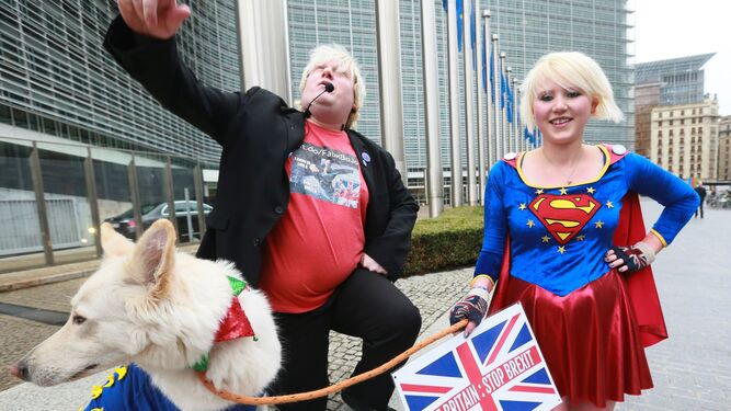 Dos activistas anti 'Brexit' posando ayer delante de la Comisión Europea, en Bruselas.