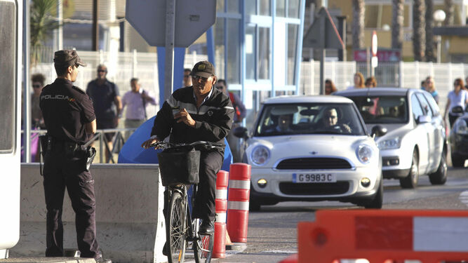 Un policía nacional supervisa el paso por la Verja de Gibraltar.
