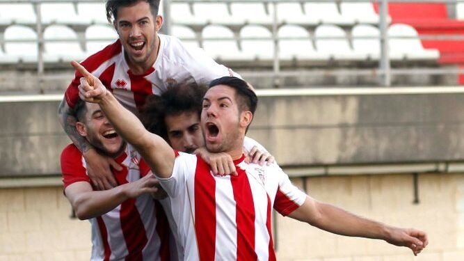 Javi Medina celebra un gol con la camiseta del Algeciras en el Nuevo Mirador.