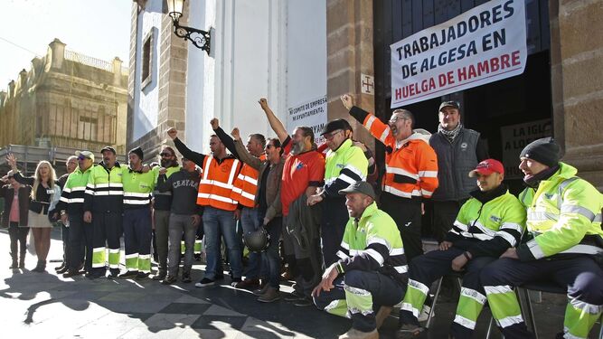 Los trabajadores de Algesa junto a un grupo de estibadores, ayer.