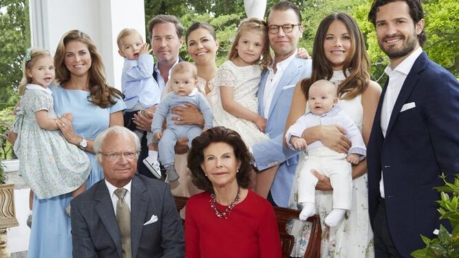 La familia real sueca casi no cabe en la foto; este año son uno más.