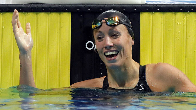 La nadadora española Jessica Vall celebra el tercer puesto conseguido en la final de 100 braza de los Europeos de piscina corta.