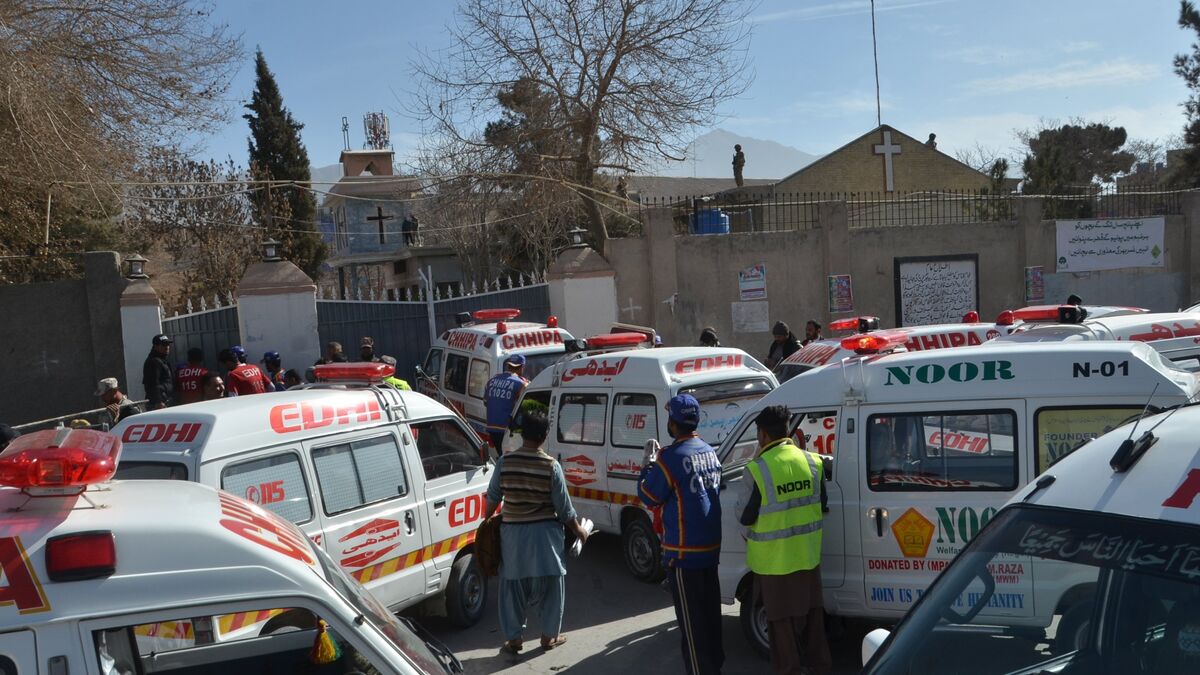 Los servicios de rescate, en la Iglesia atacada en Pakistán.
