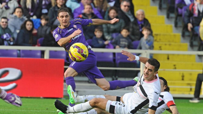 Joaquín, con la Fiorentina, centra pese a la oposición de Feddal