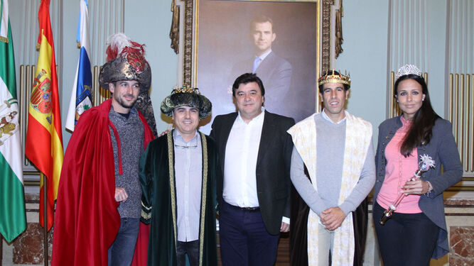 El alcalde de Huelva, Gabriel Cruz, en el centro, junto a los Reyes Magos y la Estrella de la Ilusión