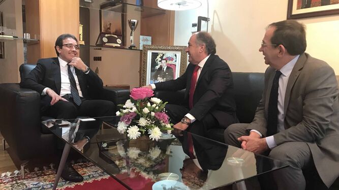 Abdelkrim Benatig y José Ignacio Landaluce sonríen en su reunión en Rabat.