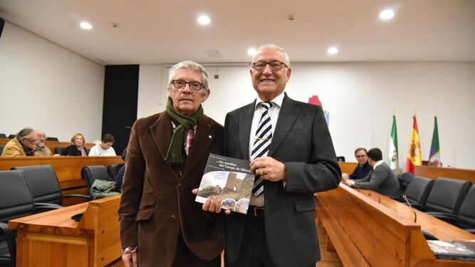 Ildefonso Sena y Antonio Torremocha, con un ejemplar del libro.