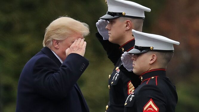 Trump saluda a dos marines antes de un viaje la pasada semana.