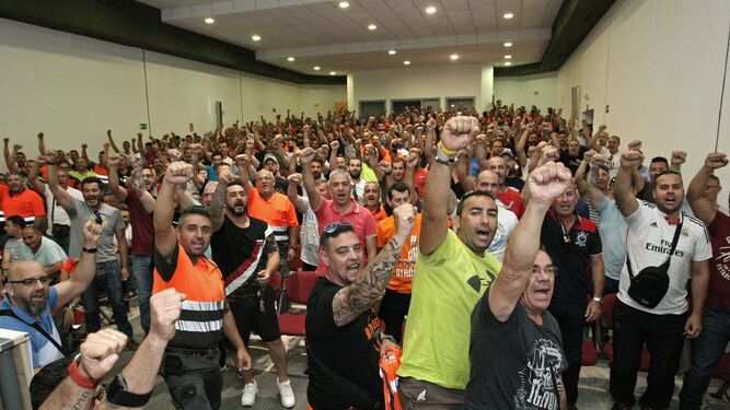 Estibadores del Puerto de Algeciras, durante una asamblea sindical, el pasado mes de mayo.