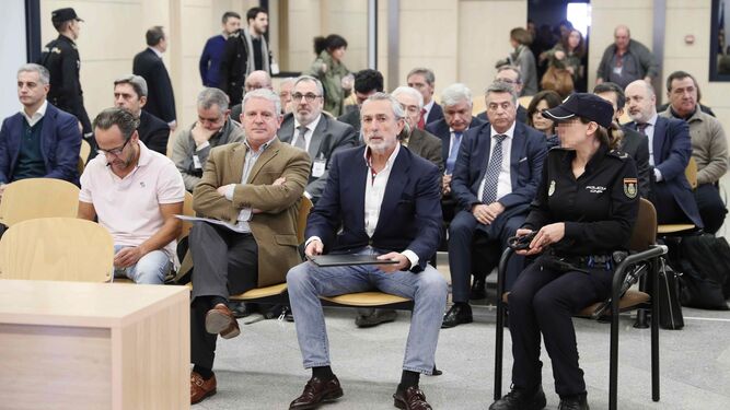 Álvaro Pérez, 'El Bigotes', Pablo Crespo y Francisco Correa, ayer en primera fila, con el resto de acusados, al arrancar el juicio a la trama de Gürtel en Valencia.