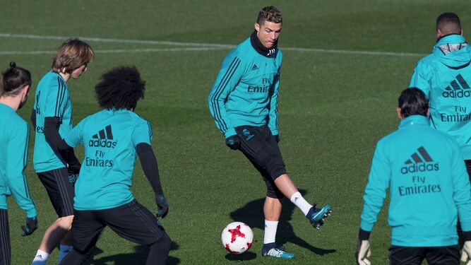 Cristiano Ronaldo toca el balón en un rondo durante el entrenamiento de ayer en Valdebebas.