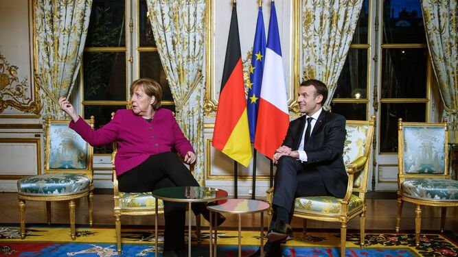 La canciller alemana, Angela Merkel, y el presidente francés, Emmanuel Macron, se reúnen en el palacio del Elíseo, ayer en París.