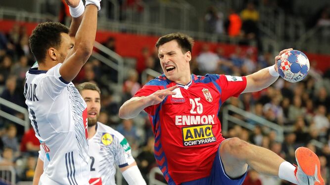 El serbio Nemanja Zelenovic intenta ejecutar un lanzamiento a portería ante la presión del francés Adrien Dipanda.
