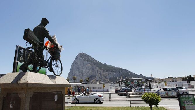 La estatua al trabajador español en Gibraltar, frente a la Aduana con Gibraltar.