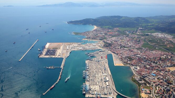 Vista aérea del Puerto de Algeciras, con los terrenos de la fase B de Isla Verde Exterior visibles junto a la terminal de TTIA.