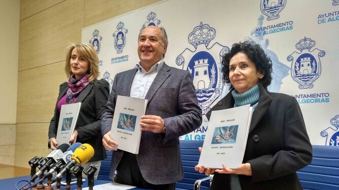 Pilar Pintor, José Ignacio Landaluce y Paloma Fernández Gomá, con la revista.