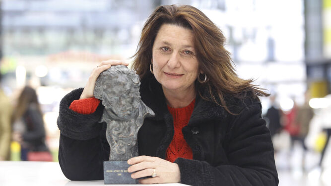 Adelfa Calvo posa con el premio Goya a su llegada, ayer por la tarde, a la estación María Zambrano.