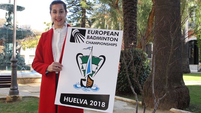 Carolina Marín con el cartel del torneo, esta mañana en la Casa Colón