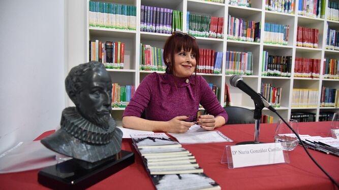 La escritora linense Nuria González, ayer durante la presentación de su último poemario.