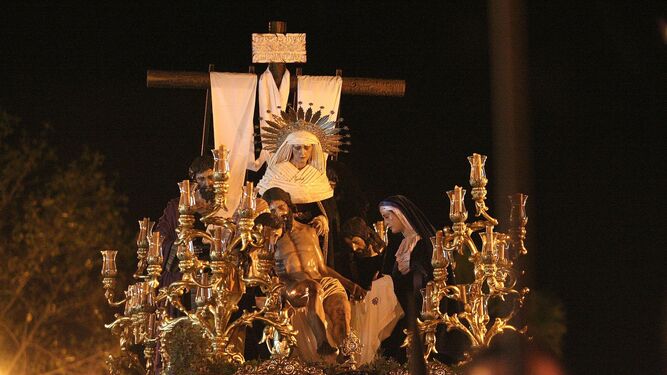 Imagen frontal del Paso de Misterio de la Sagrada Mortaja, durante el desfile del Viernes Santo en Algeciras.