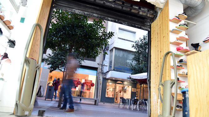 La tienda Maszapatillas de Algeciras, tras sufrir un alunizaje.