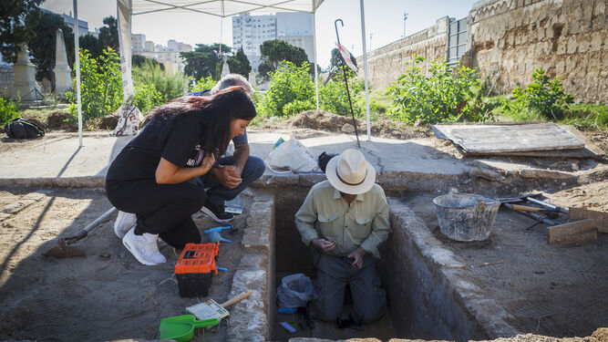 El arqueólogo Jorge Cepillo junto a miembros de SOS Bebés Robados al comienzo de los trabajos de exhumación.