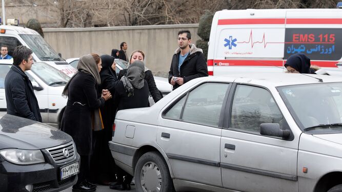 Los familiares de varios pasajeros del avión siniestrado en Irán, lloran junto a la mezquita del aeropuerto de Teherán.