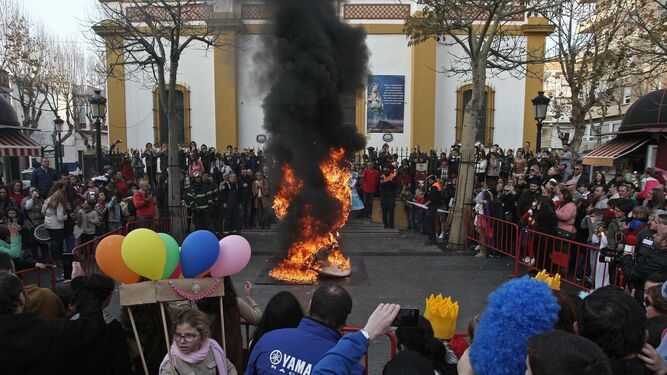 La Concha Fina arde ayer en la plaza de la Iglesia de La Línea.