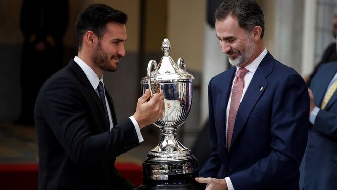 El rey Felipe hace entrega del galardón que lleva su nombre a Saúl Craviotto como mejor deportista de 2016.
